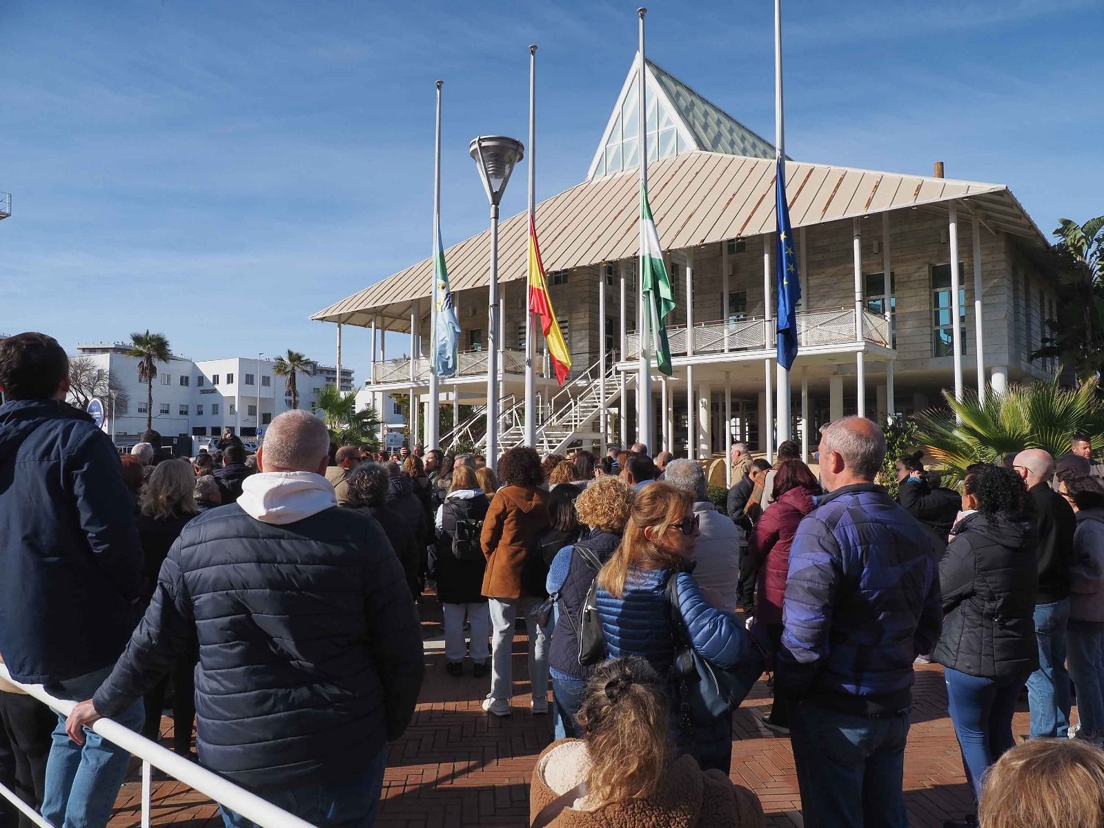 Las imágenes de la concentración silenciosa en Punta Umbría por los cinco fallecidos en el accidente de Adamuz
