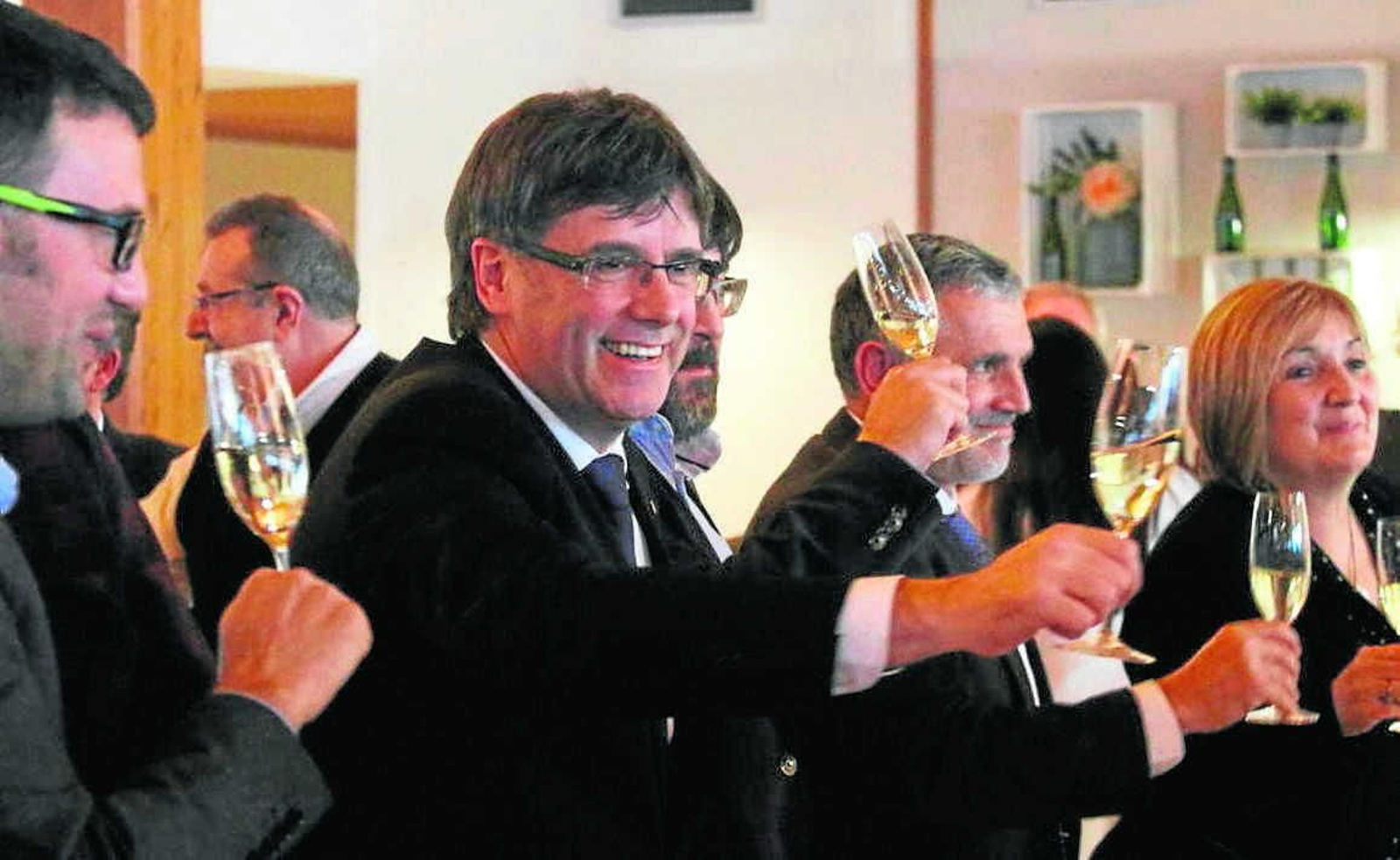 Carles Puigdemont brinda con cava.