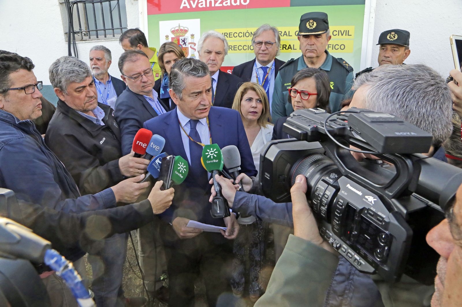Antonio Sanz atiende ayer por la mañana a los medios ante el Puesto de Mando Avanzado. A la derecha, junto a él, Mamen Sánchez y Rosa Aguilar.