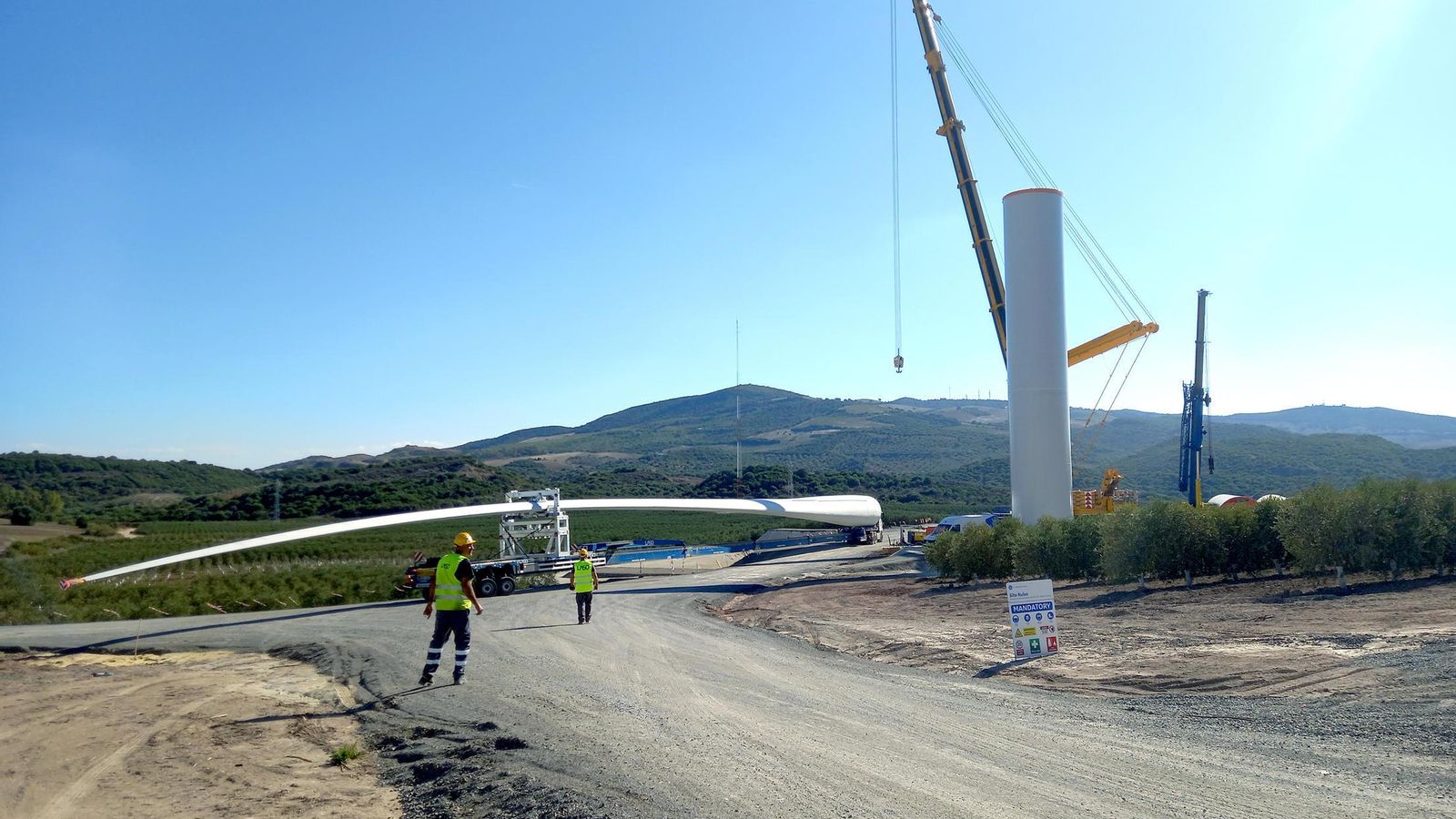 Operarios trabajando en el montaje de un aerogenerador
