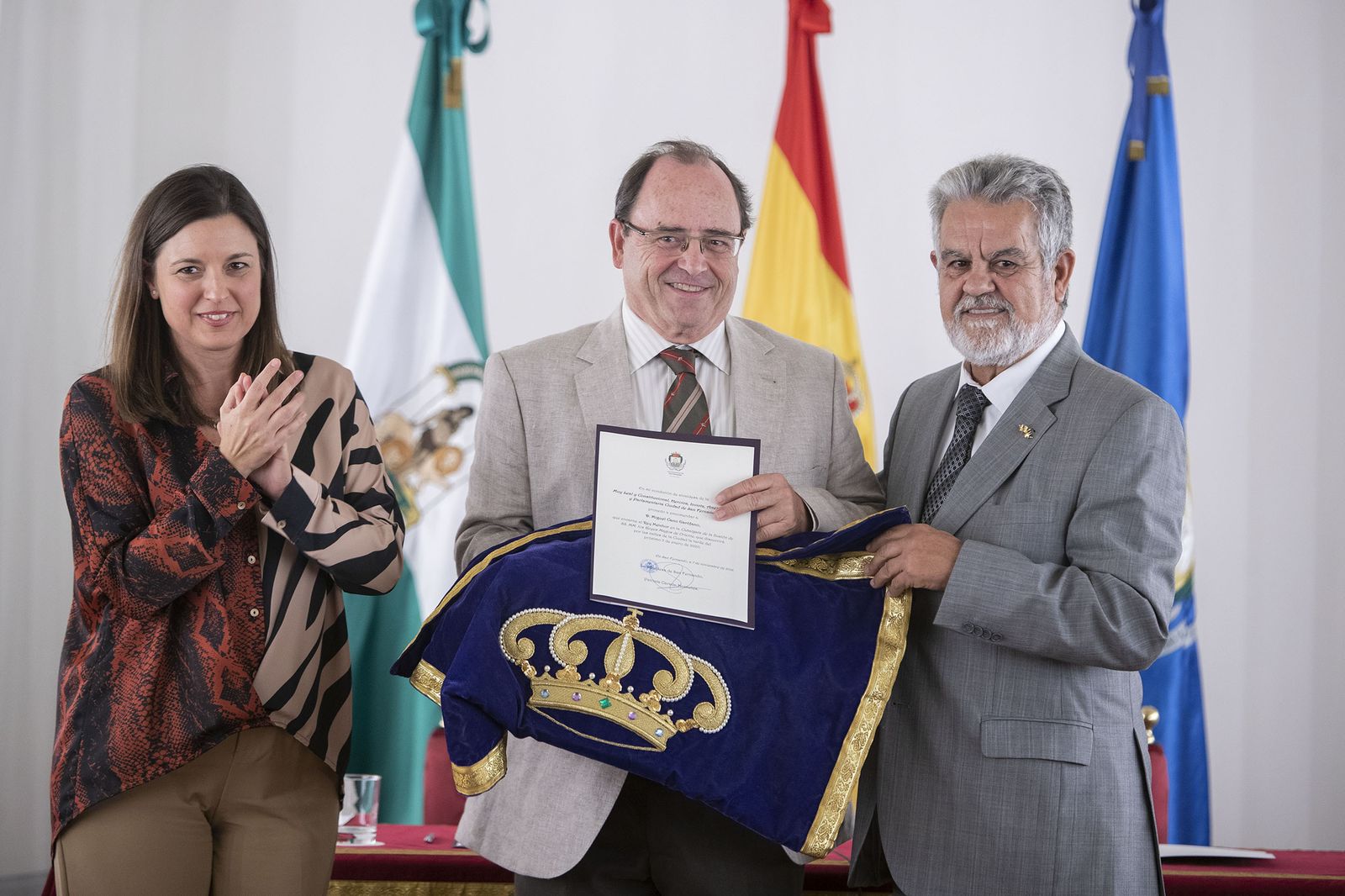 Miguel Cano Garófano recibe el estandarte del rey Melchor.