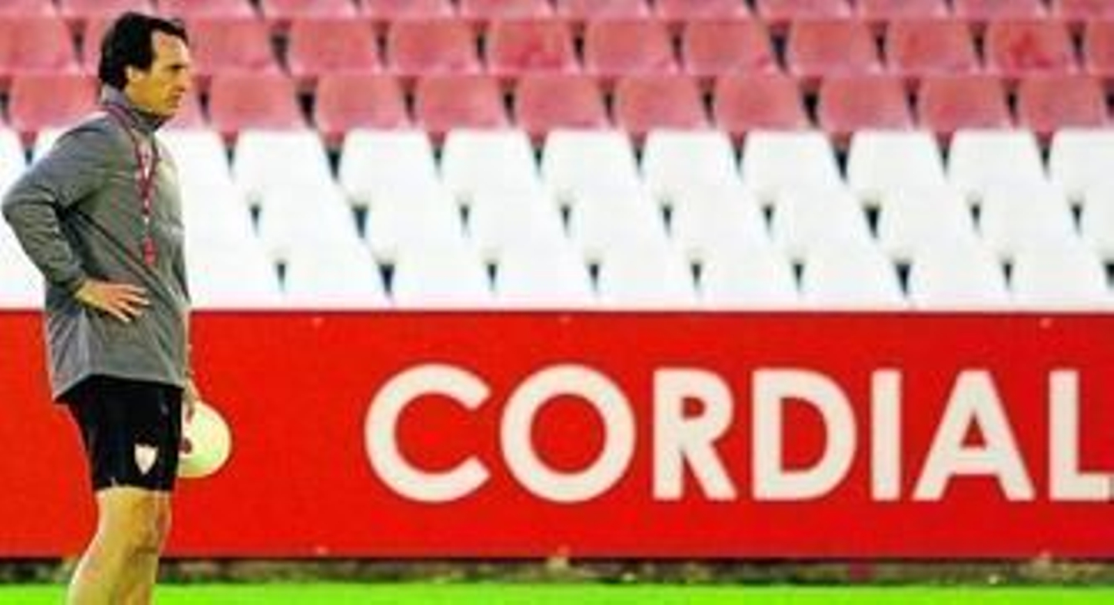 Unai Emery, con un cono en la mano, observa el entrenamiento del equipo en la ciudad deportiva.