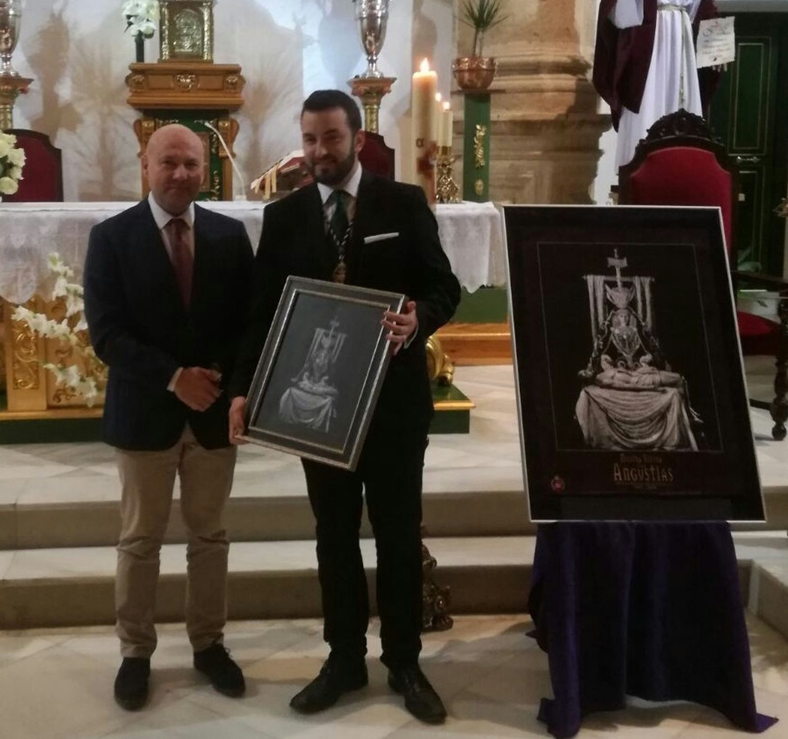 El Hermano Mayor David Colomera junto al presentador de los actos conmemorativos, el escultor Mario Jesús Latorre.