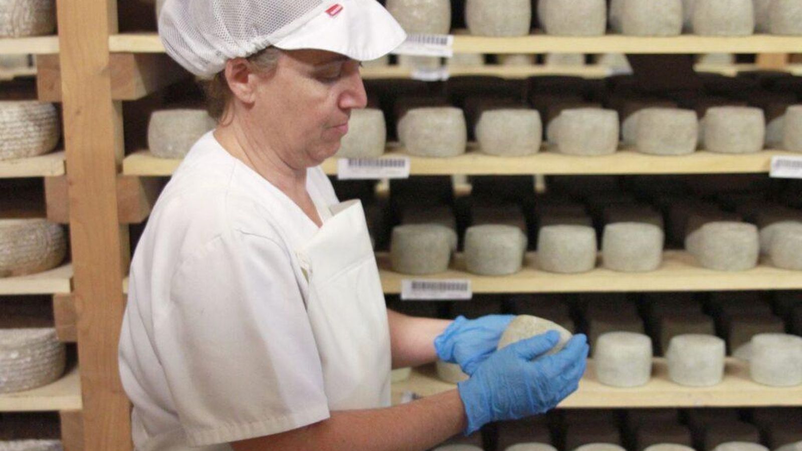 Personal de la granja El Bucarito, de Rota.