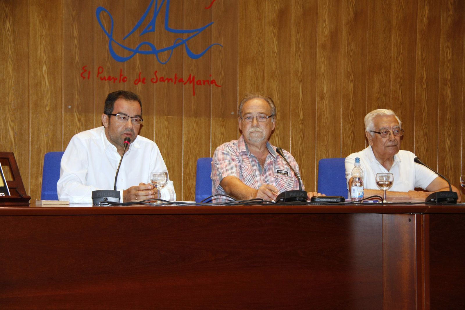 Ángel Mendoza, Francisco Arniz y Rafael Gómez Ojeda, durante la conferencia dedicada a Maria Teresa León.