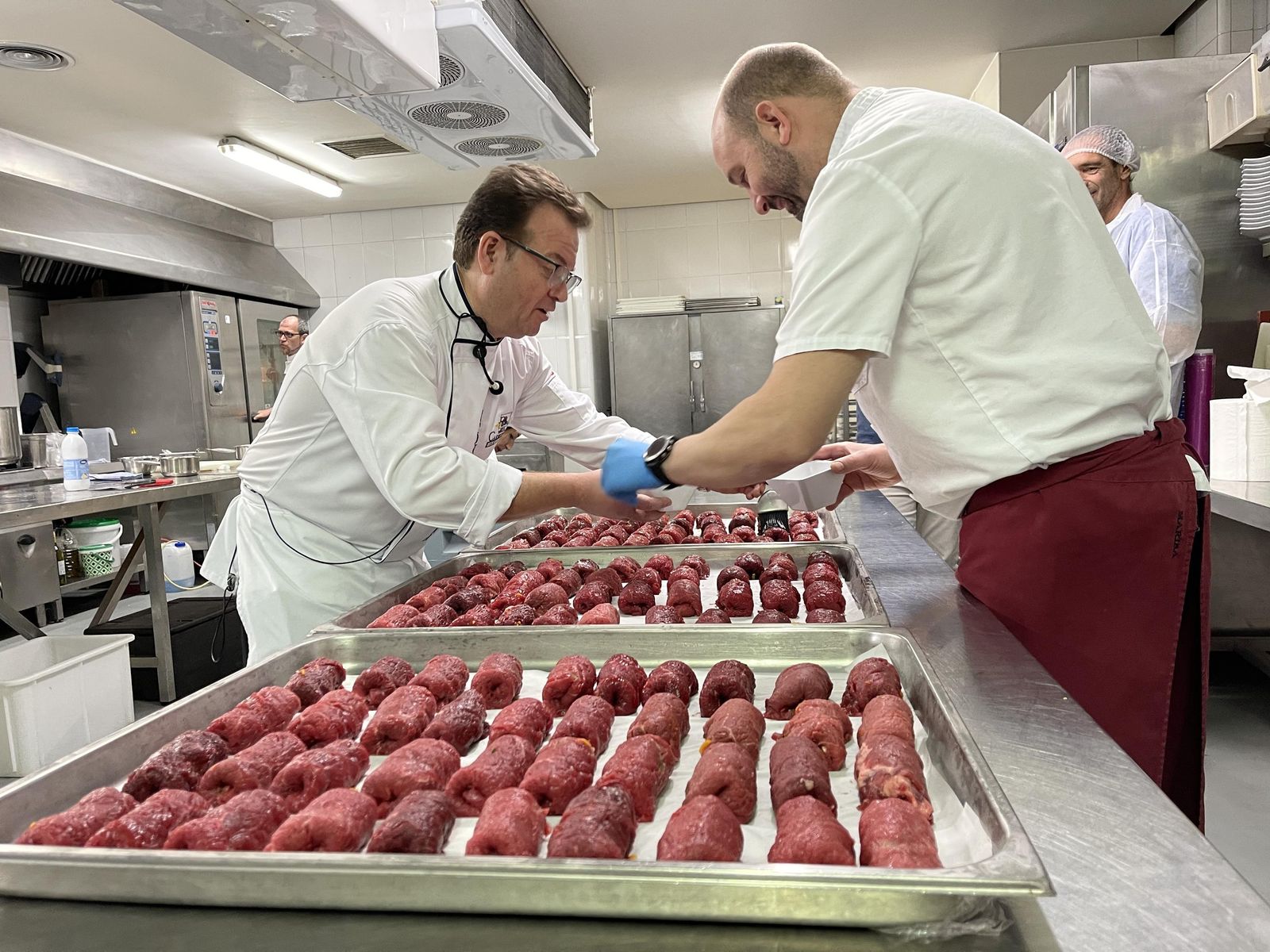 El cocinero Antonio Carmona prepara uno de los platos de la edición de 2022.