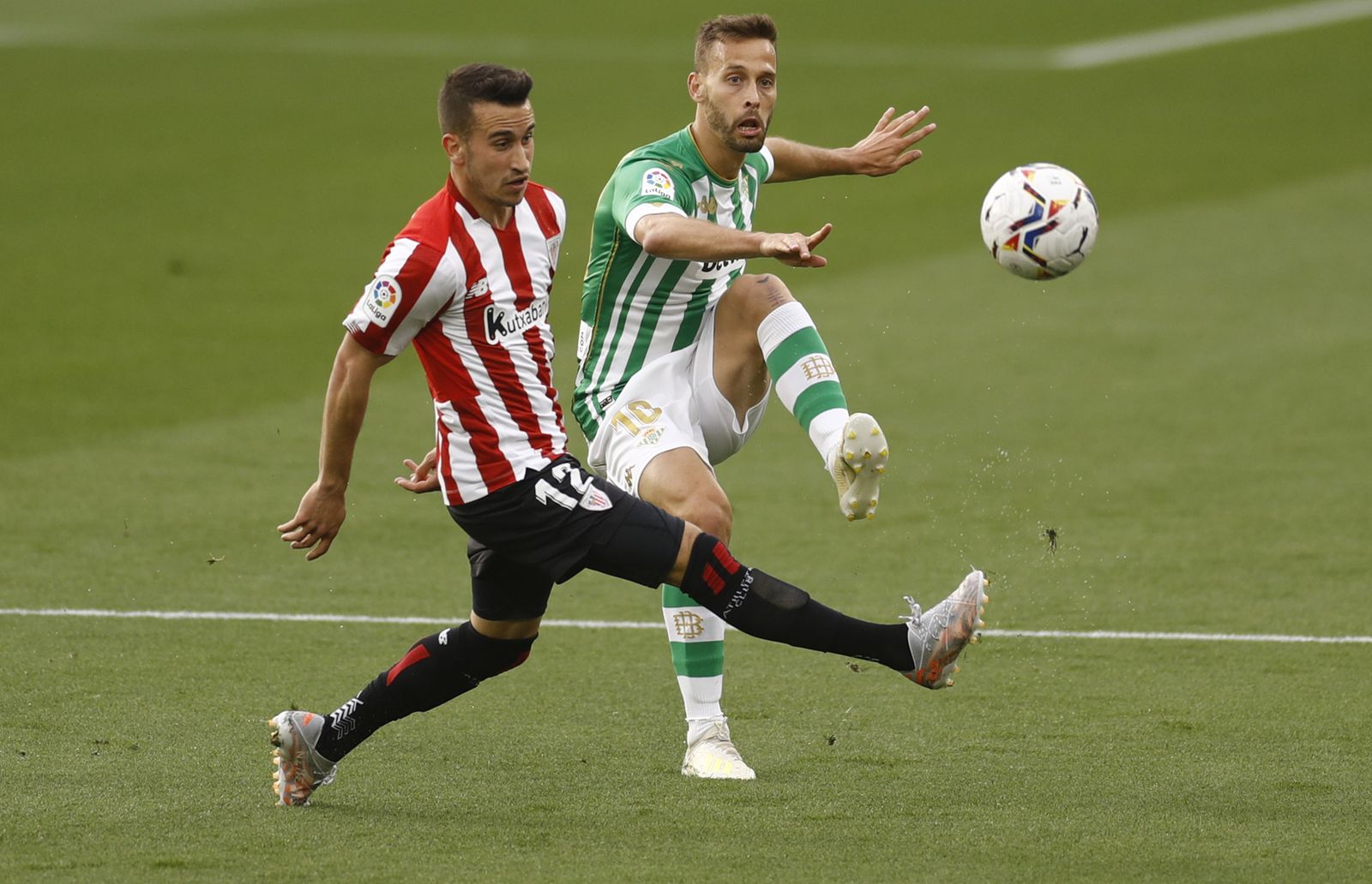 Canales, ante Berenguer, en un lance del partido.