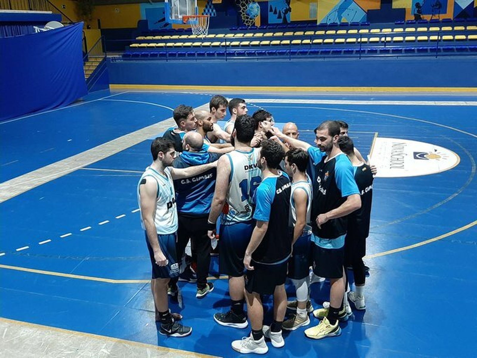 Los jugadores del DKV isleño, con caras largas tras perder con el Novaschool.
