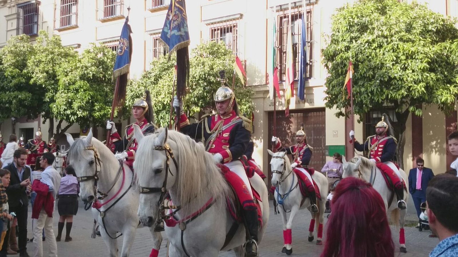 El Escuadrón de la Paz por la Plaza de la Contratación.