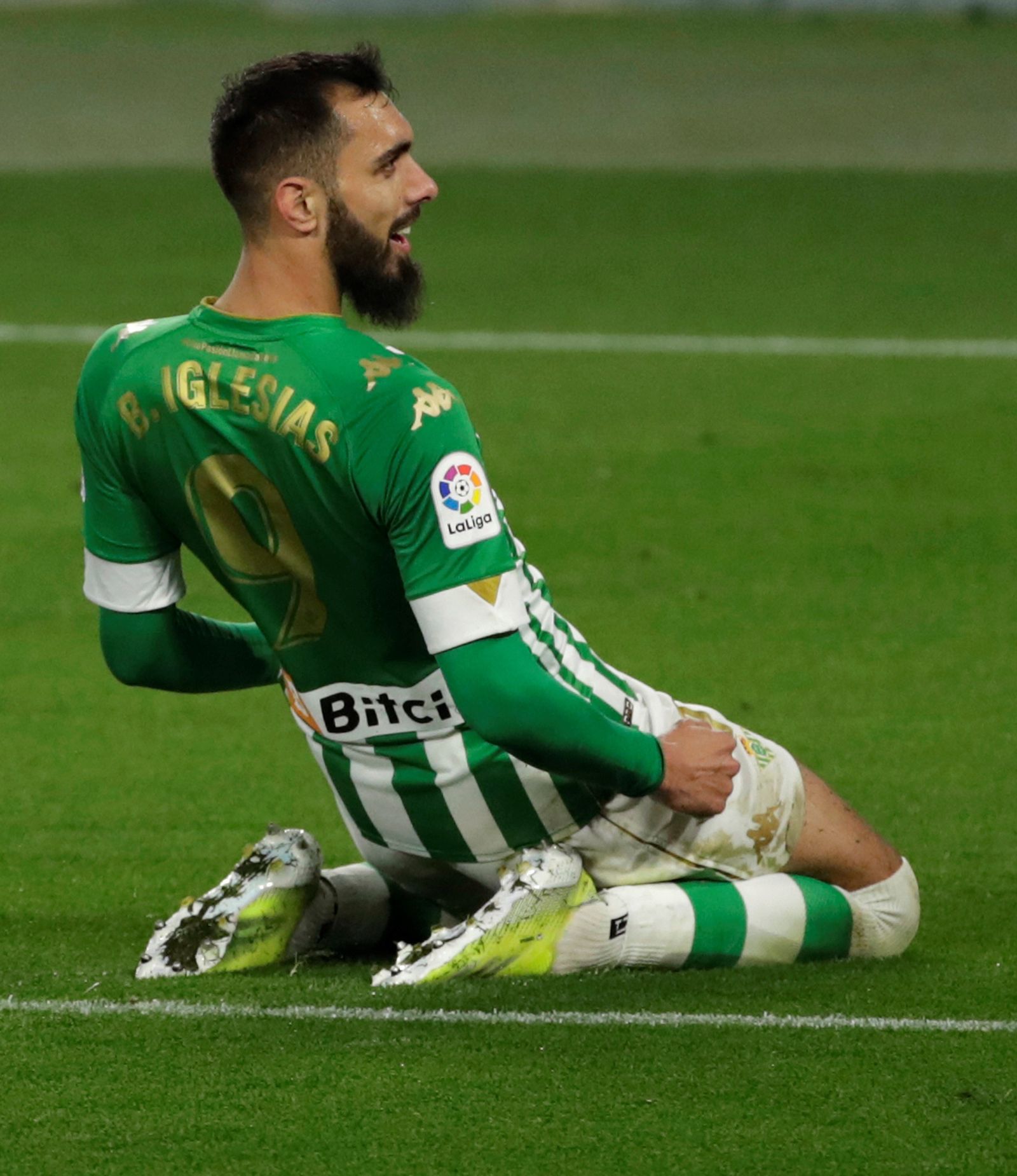 Borja Iglesias celebra su gol en el Benito Villamarín.