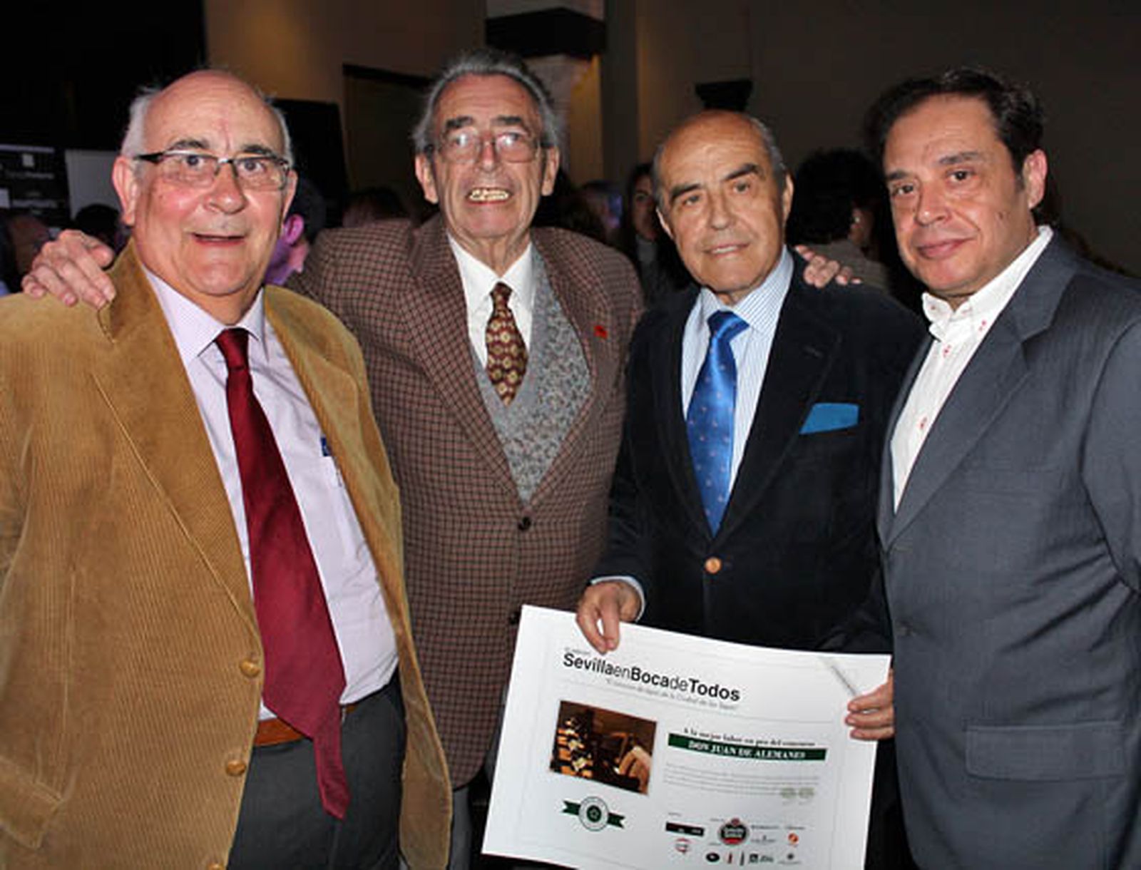 Juan Martín Ruiz, presidente del Club de Jefes de Cocina de Sevilla; el homenajeado Juan Carlos Alonso, y Juan Robles y Francisco Calero Robles, de Don Juan de Alemanes, ganadores del premio ‘ Mejor labor en pro de concurso’.

Foto: Victoria Ramírez