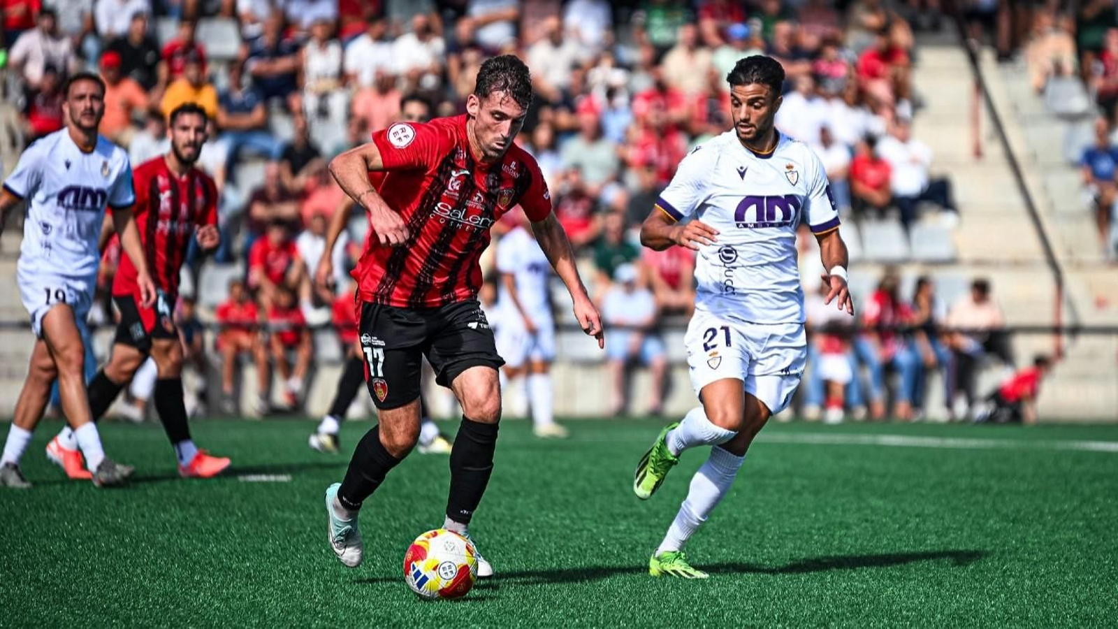 Marcos Pérez conduce el balón en el duelo entre el Salerm Puente Genil y el Real Jaén.