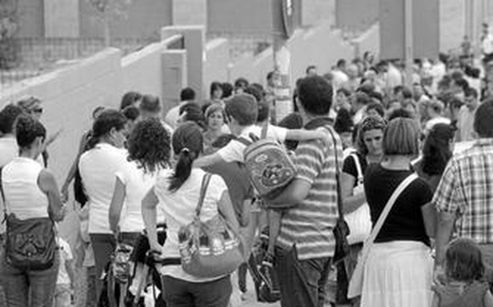 Padres y niños a las puertas del colegio público San Bernardo.