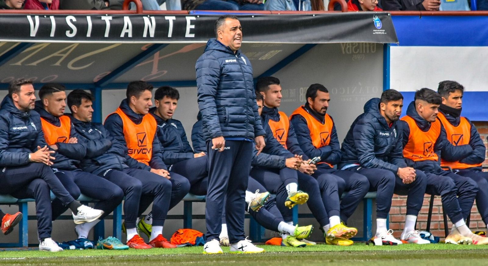 Germán Crespo da indicaciones a sus jugadores durante el Talavera - Córdoba CF.