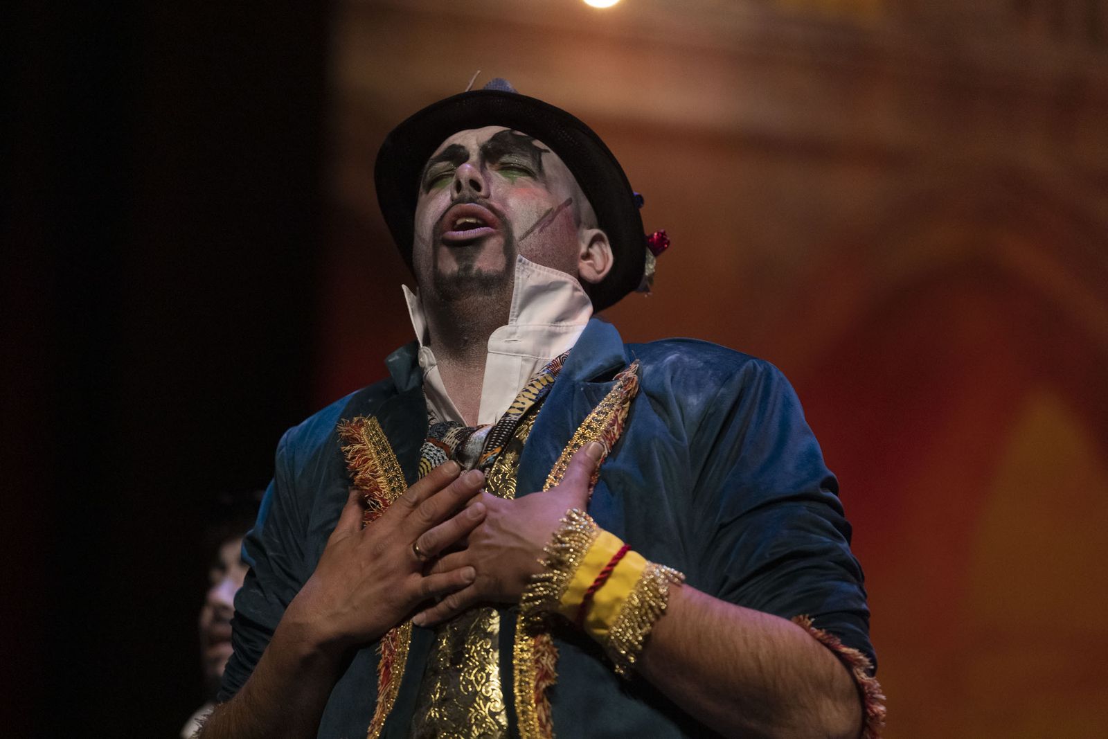 Imágenes de la actuación de la comparsa de ‘El teatro’ Dos Hermanas en el Carnaval Colombino