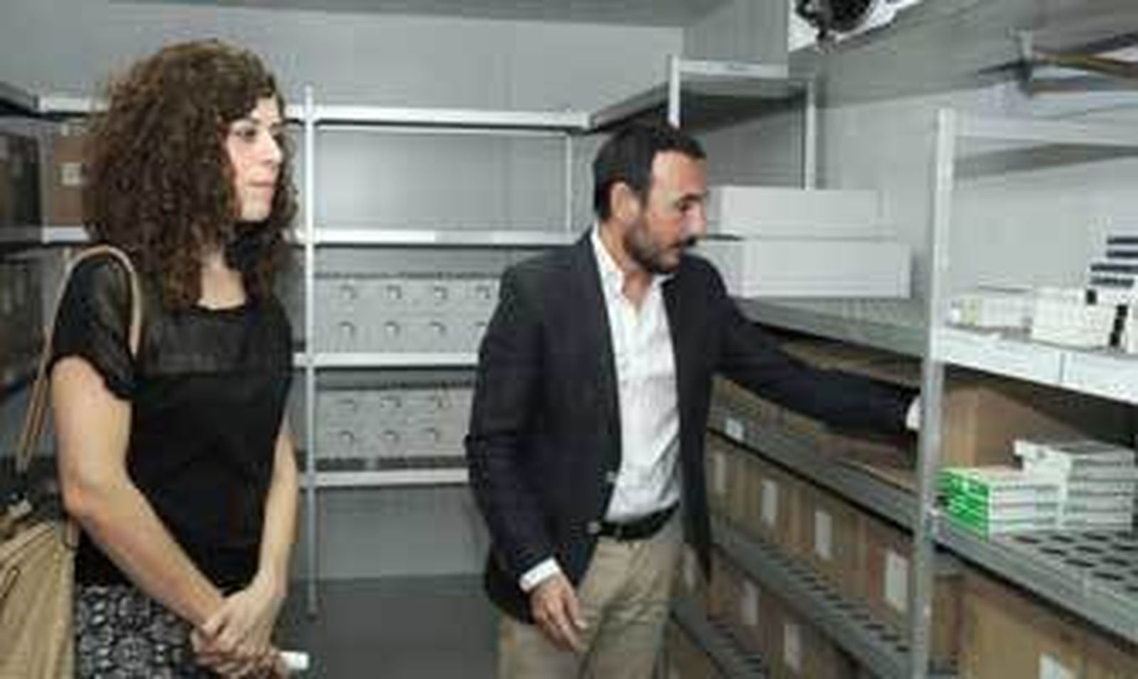 Miriam Alconchel y Fernando López Gil, ayer en la Plafaforma Logística Sanitaria.