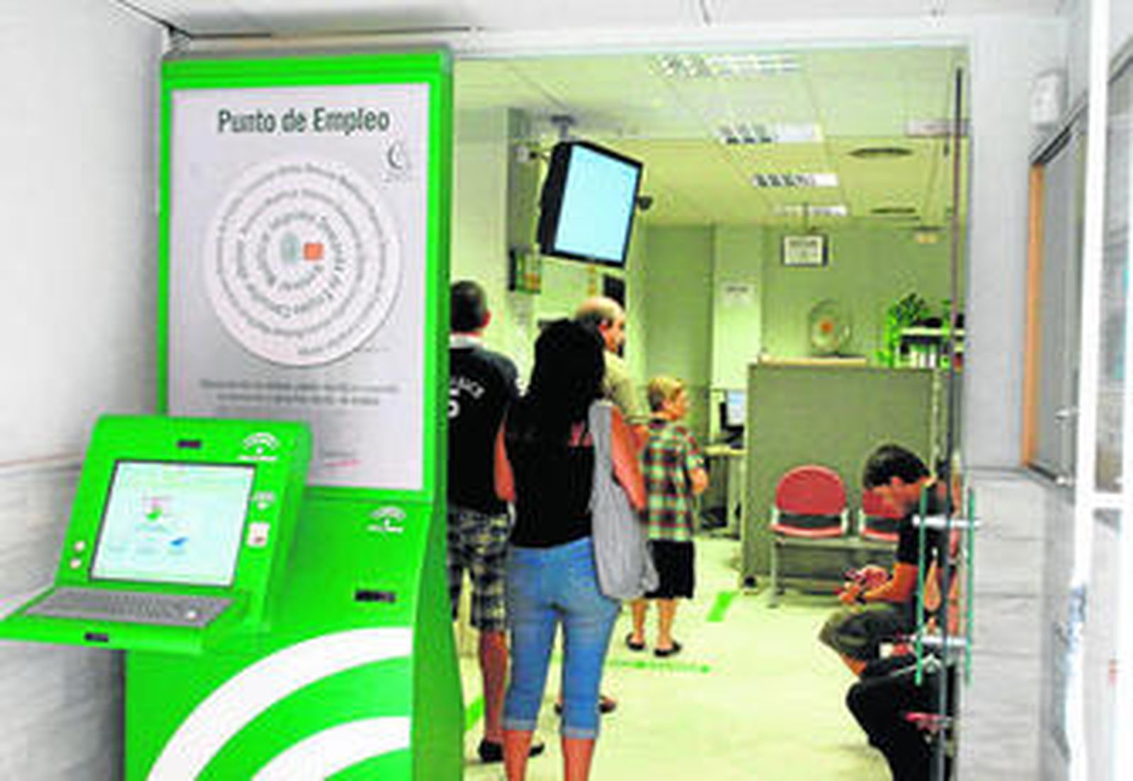 Instantánea tomada hace unos días en la oficina del SAE de La Línea, donde se han reducido las colas con el sistema de cita previa.