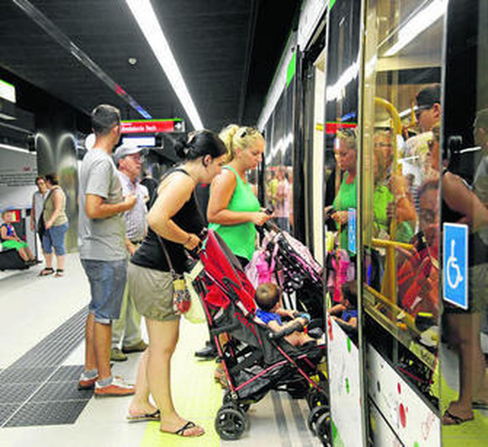 Usuarios del Metro en una imagen de archivo.