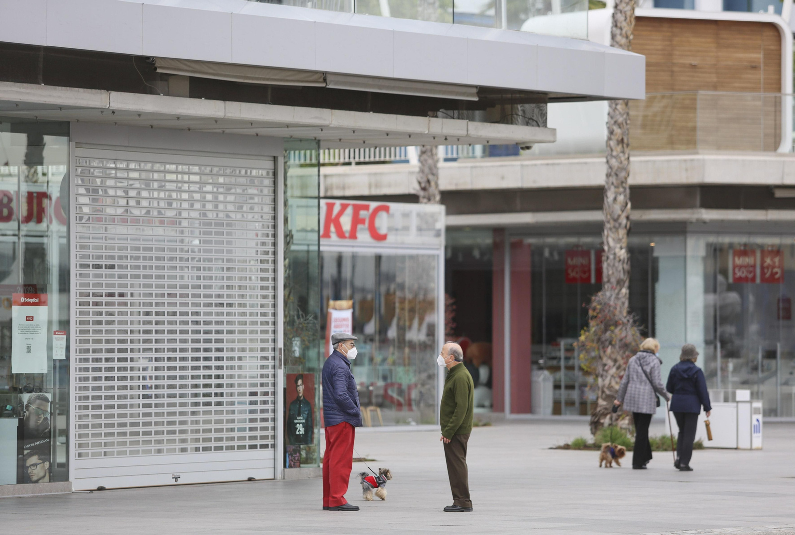 El Muelle Uno tras la primera semana de cierre de comercio y hostelería en Málaga capital