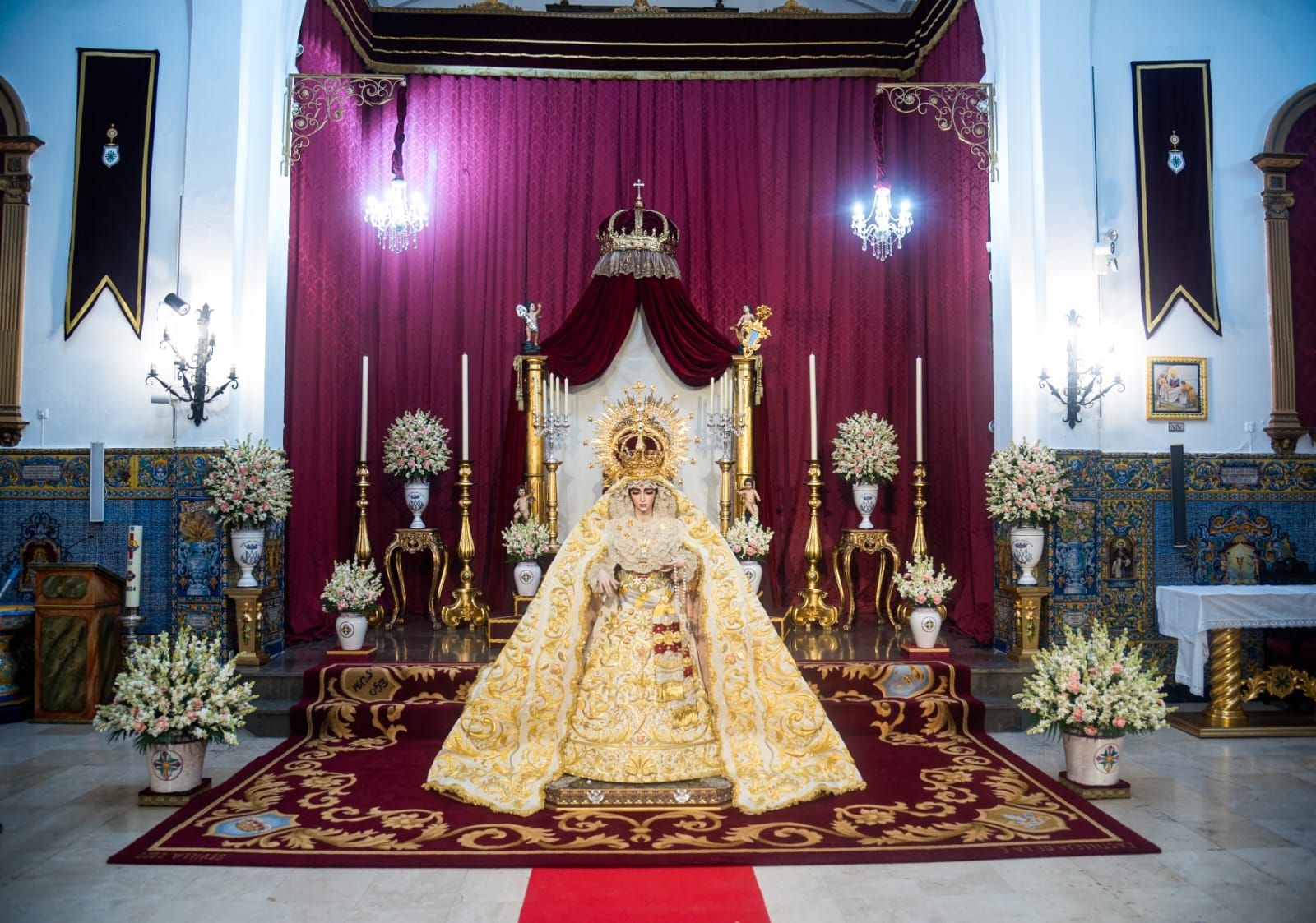 La Virgen de la Salud en besamanos