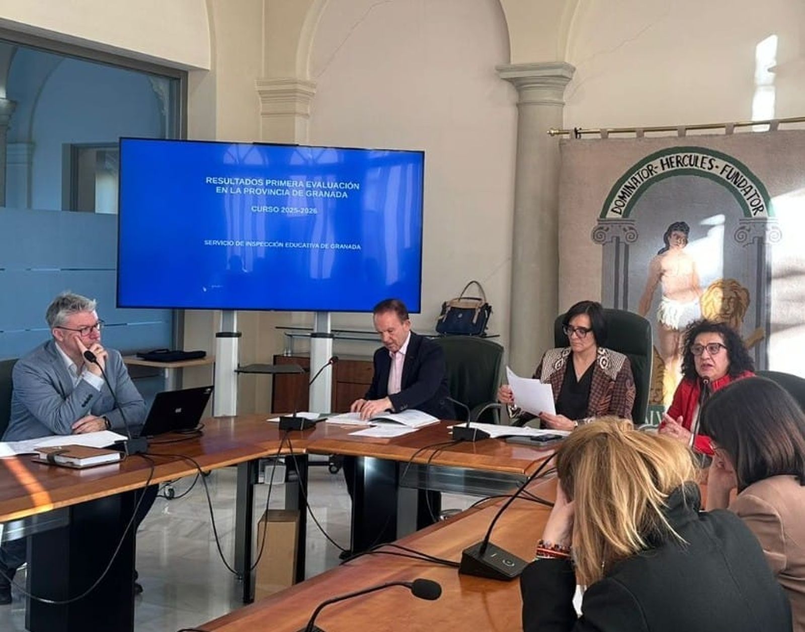 La delegada territorial, María José Martín Gómez, presidió la reunión del Consejo Escolar.
