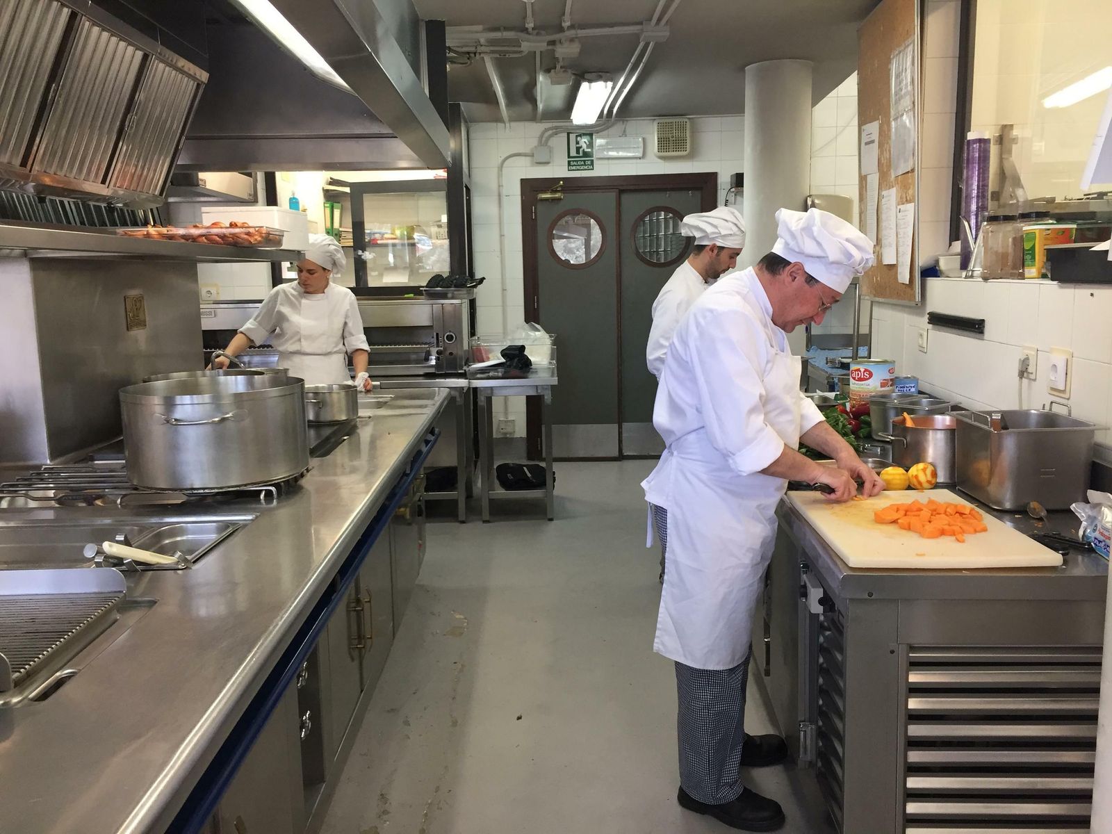 Una de las cocinas de la Escuela de Hostelería de La Cónsula.