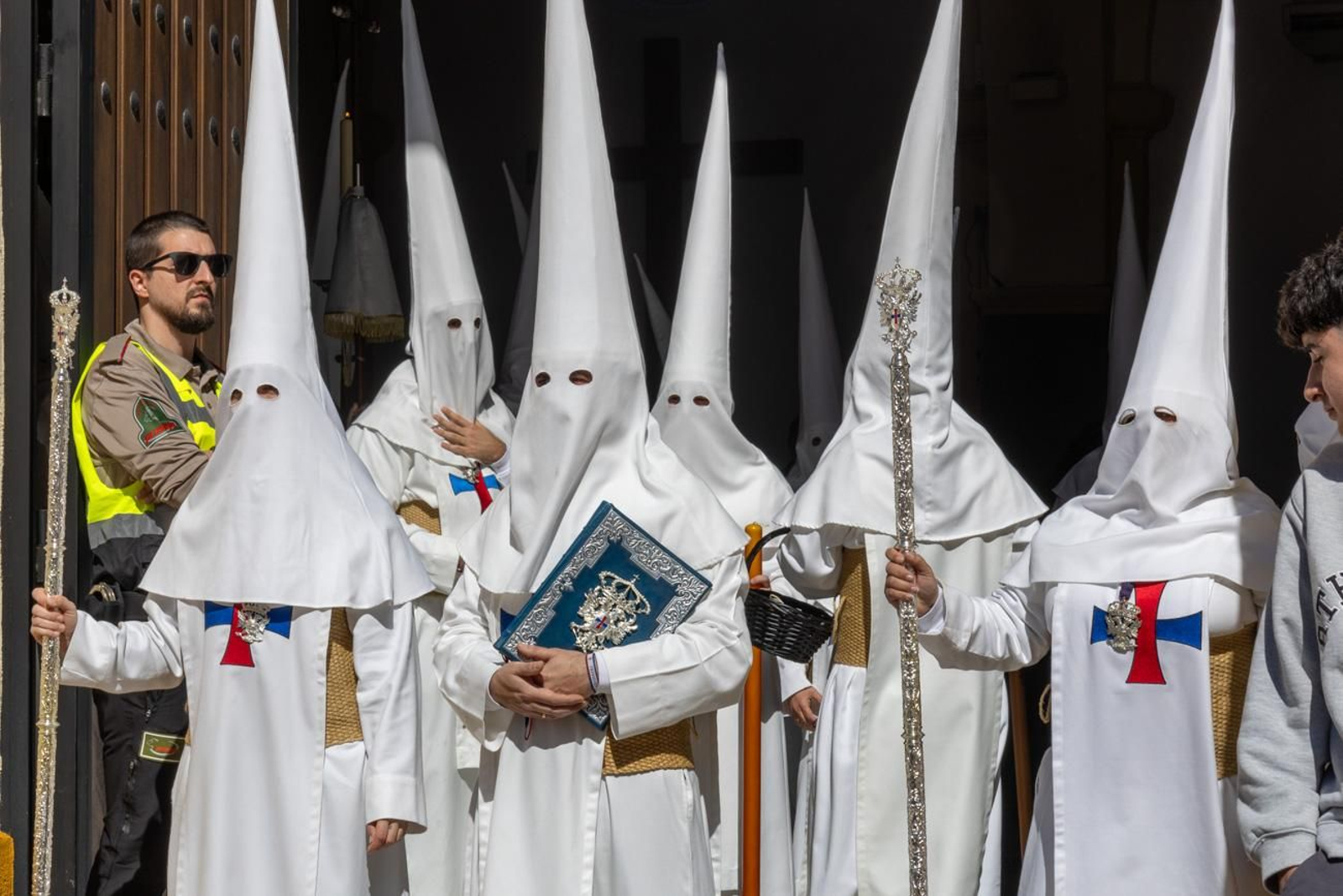 El Miércoles Santo inicia la tarde con los nazarenos trinitarios del barrio de Santa Isabel