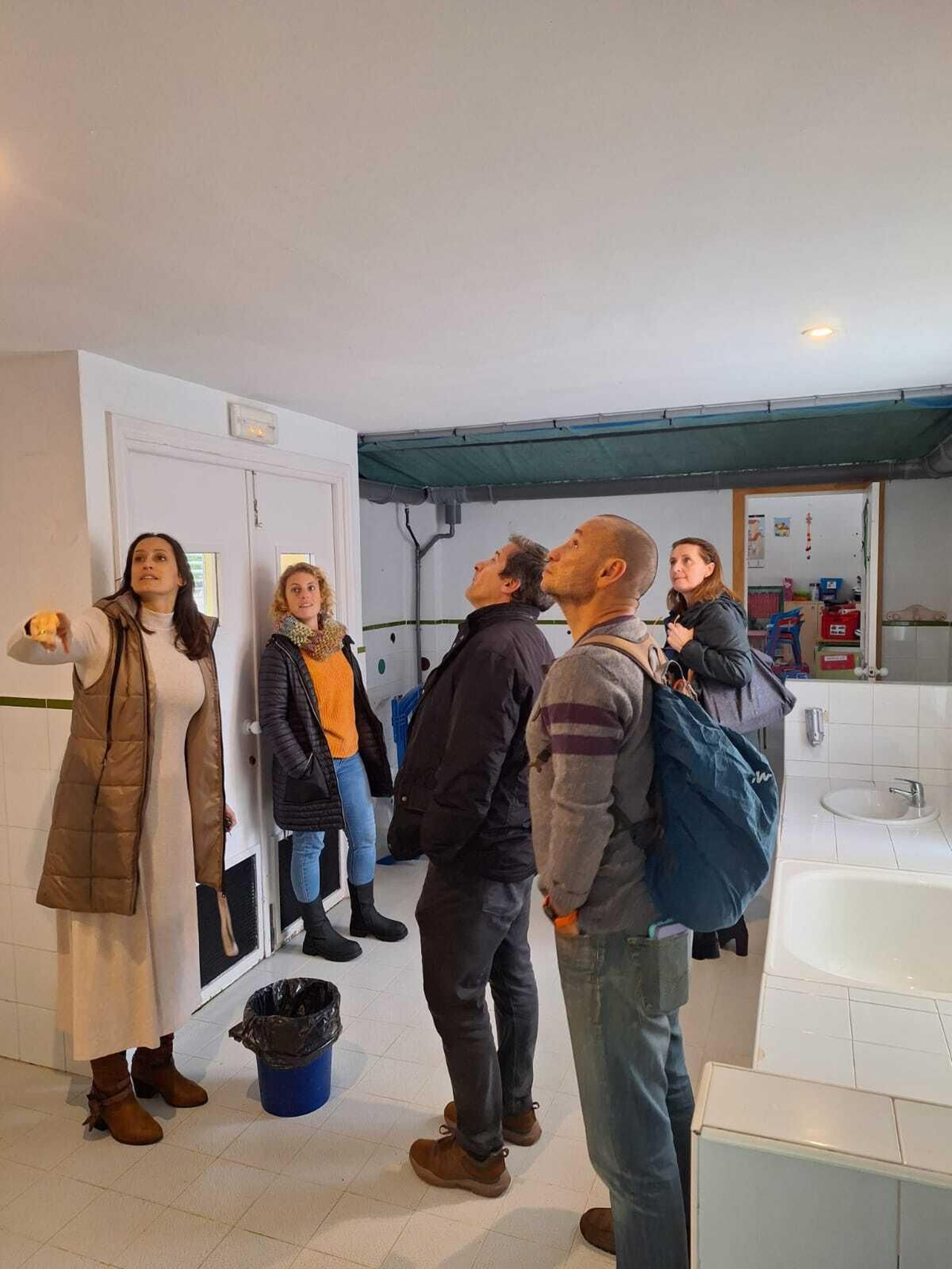 Aurora Salvador visita la E.I. 'Elvira Lindo' junto a otros ediles