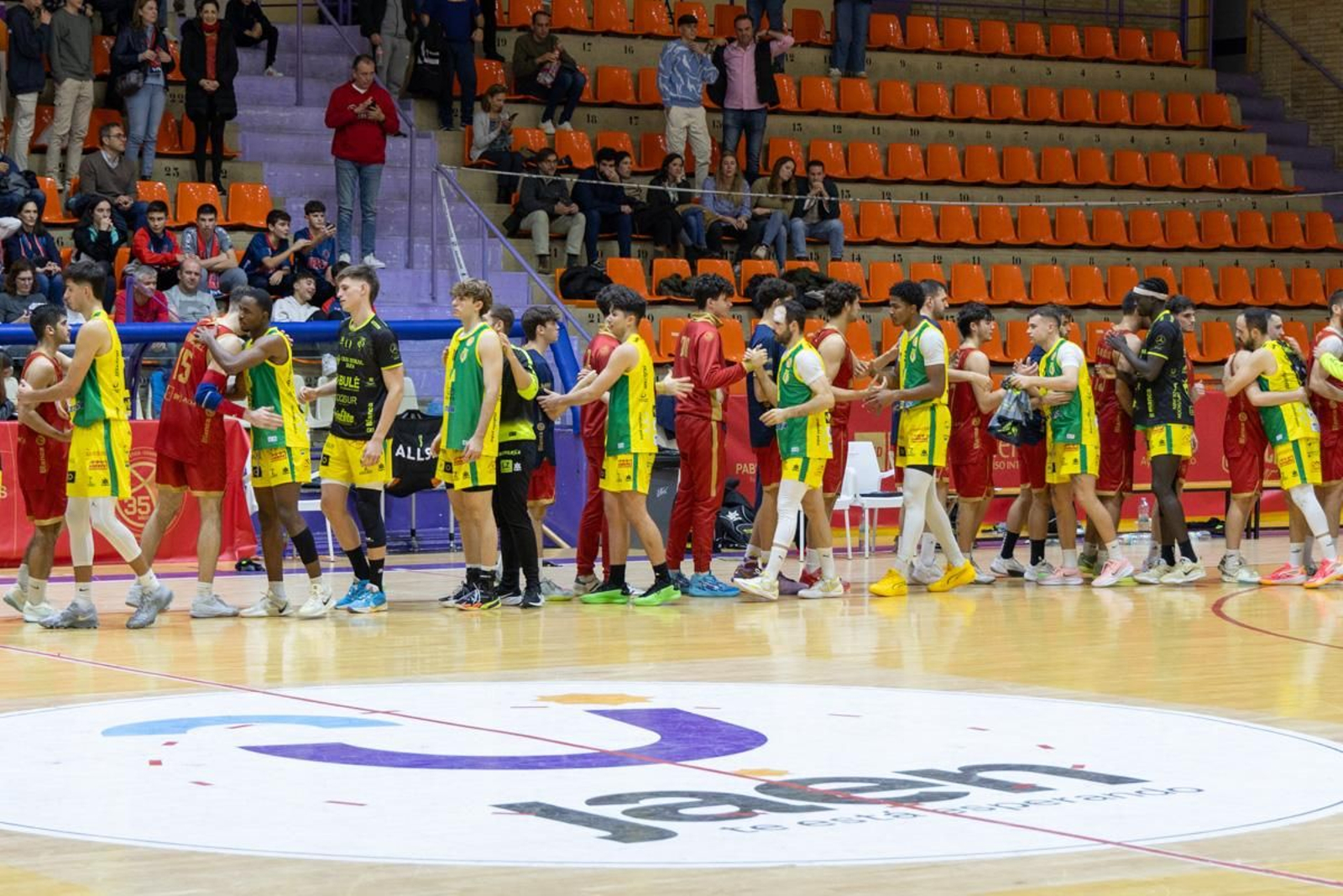 La Salobreja vibra con el derbi de la capital entre Jaén CB y Jaén FS, en imágenes