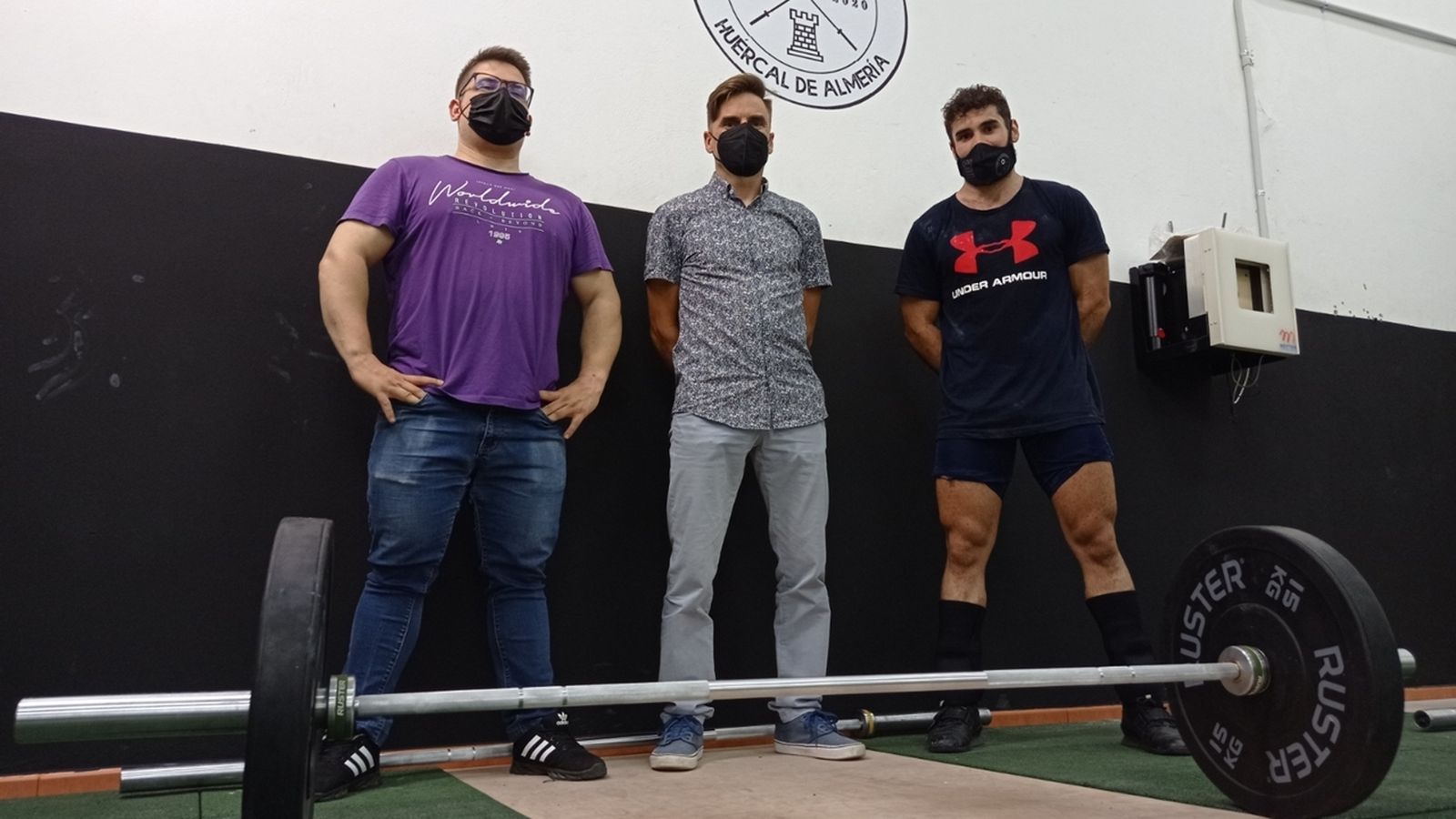 El concejal de Deportes de Huércal de Almería, Jesús Pomedio, con los representantes del Club de Halterofilia Huércal de Almería