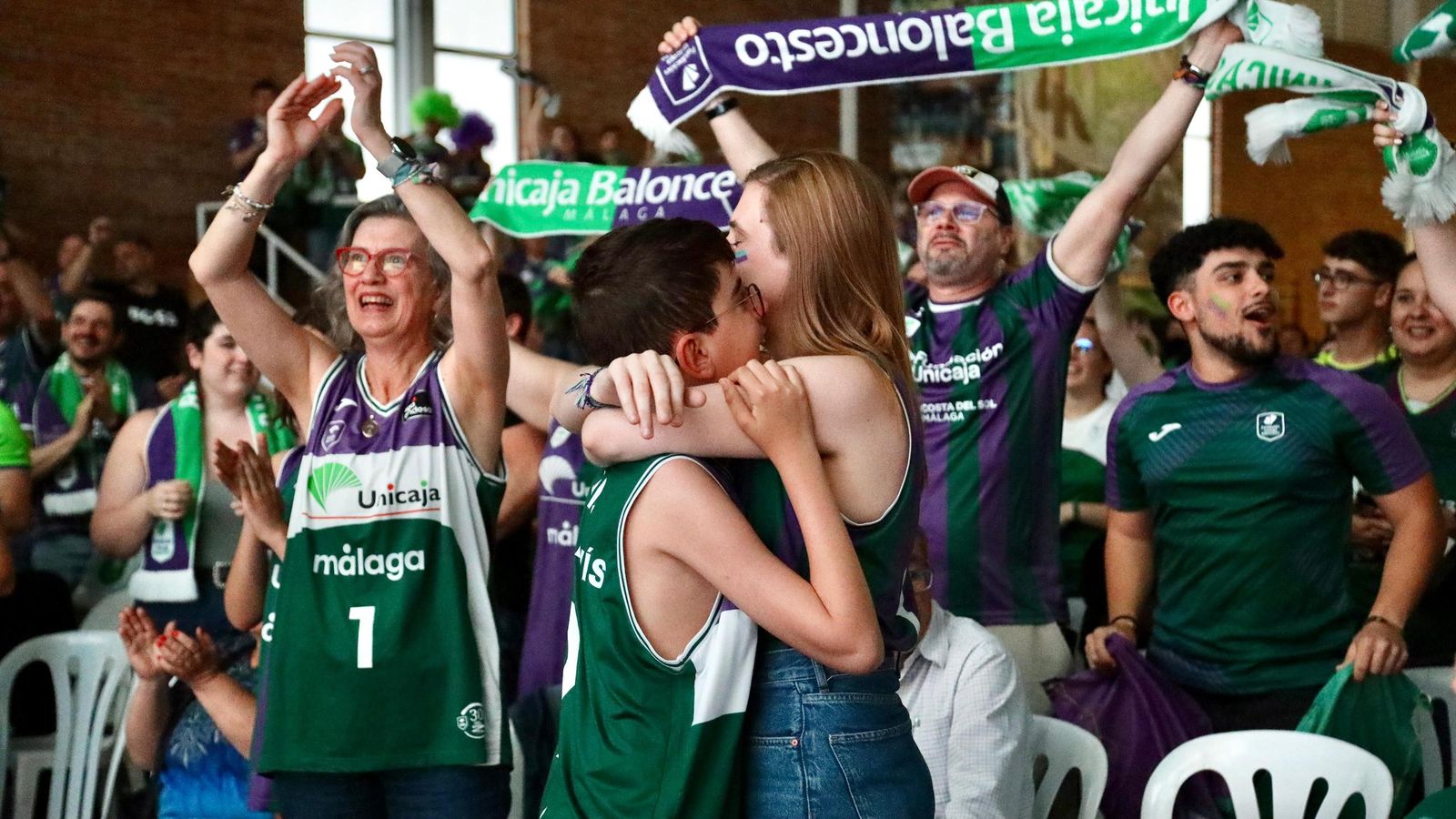 La locura en Los Guindos: ¡Búscate durante la final de BCL del Unicaja!