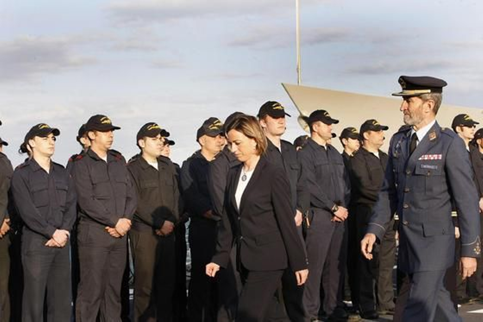 La fragata Méndez Núñez ha partido esta tarde de la Base Naval de Rota, con la presencia de la ministra de Defensa, Carme Chacón./Fito Carreto

Foto: Fito Carreto