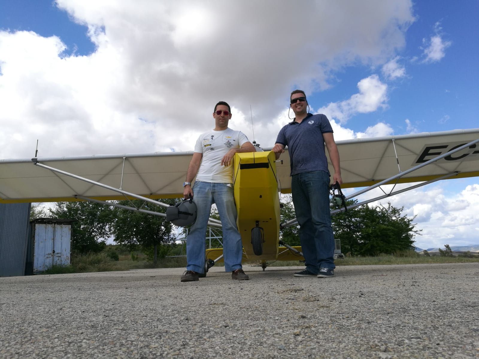 José Ferrera y Rafael Cala con el avión 'Quad City Challenger'.