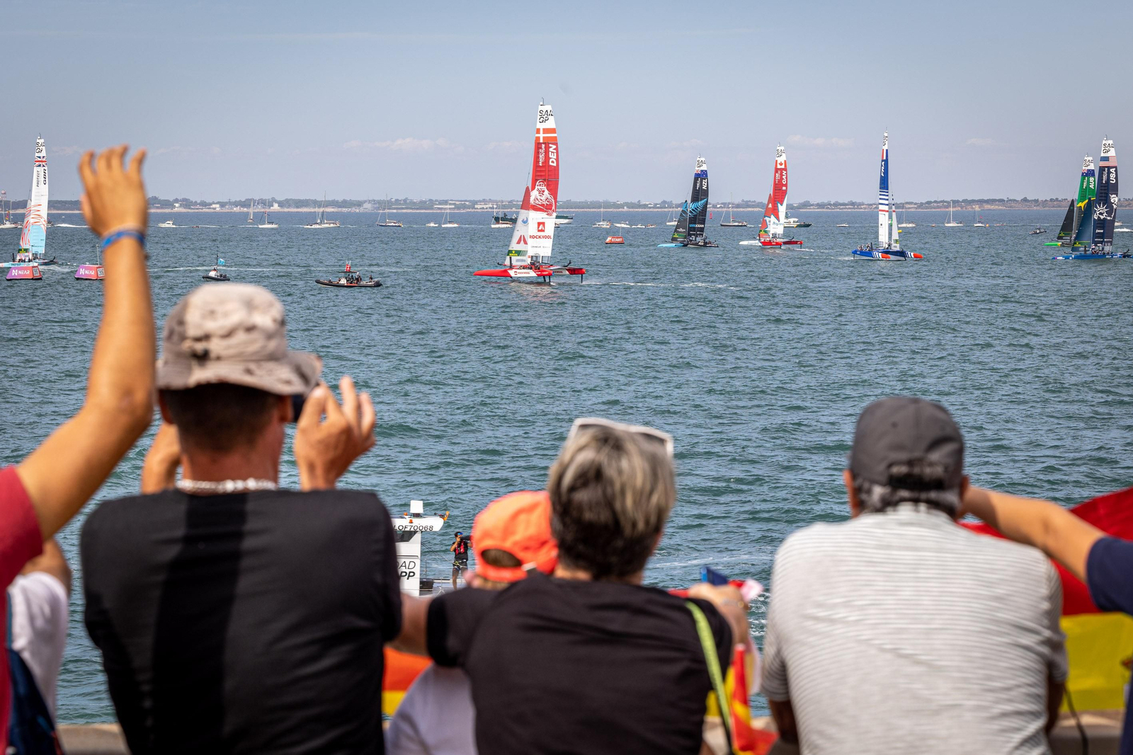 Búscate en SailGP Cádiz: La ciudad disfruta del ambiente del domingo con las actividades, las carreras y los bares