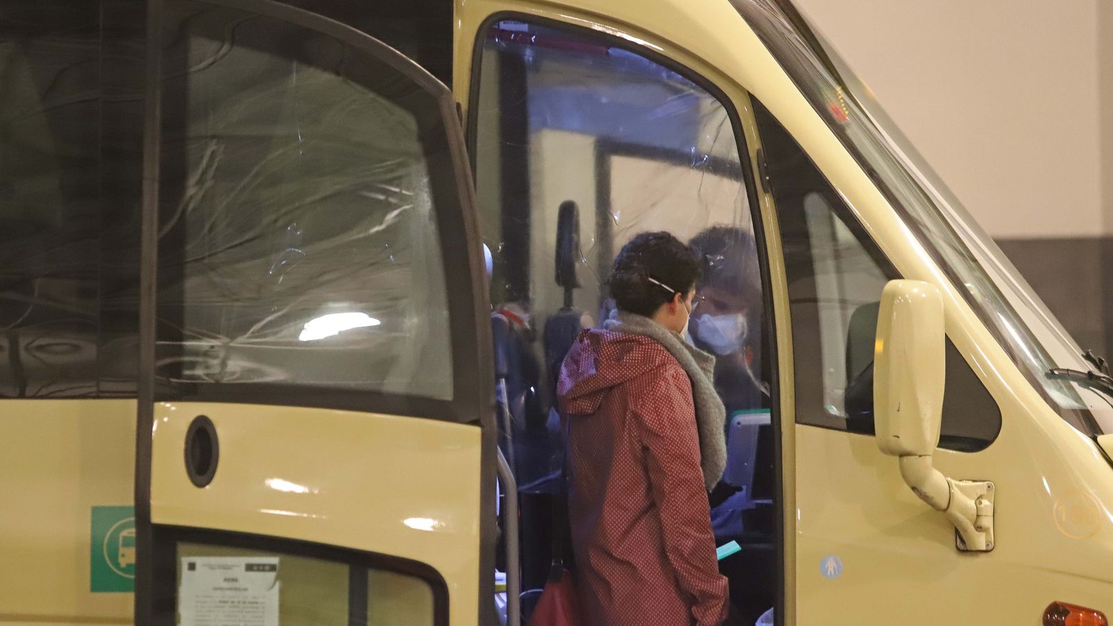 Reparto de mascarillas en las estaciones de autobús del Campo de Gibraltar