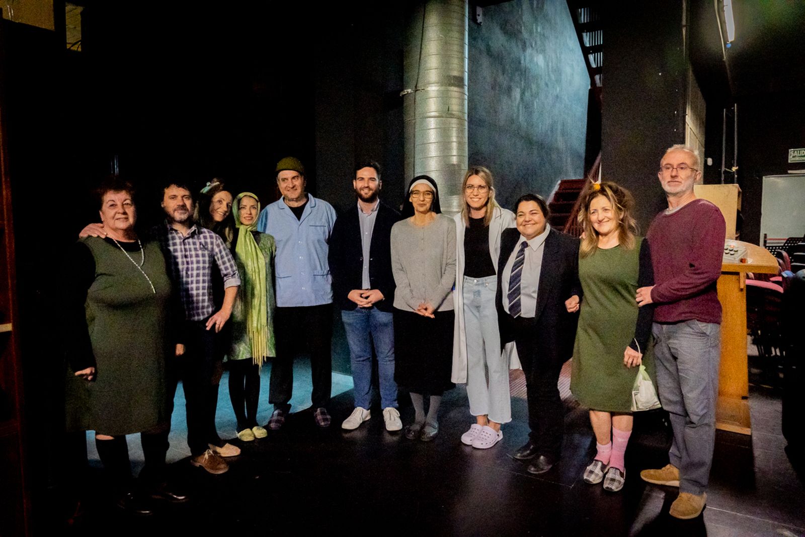 El concejal Juan Carlos Muyor tras la representación con los actores que participaron en la obra.