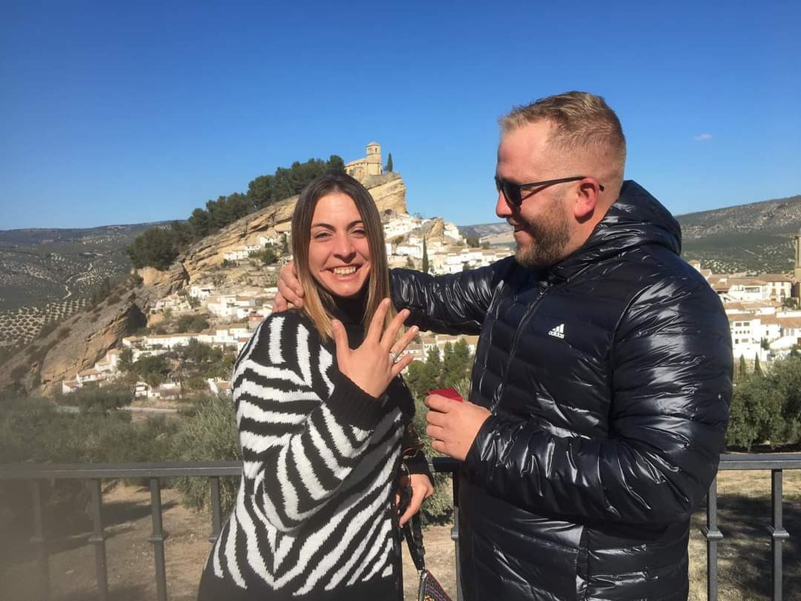 Elia y Jesús en el Mirador National Geographic durante la pedida de mano.