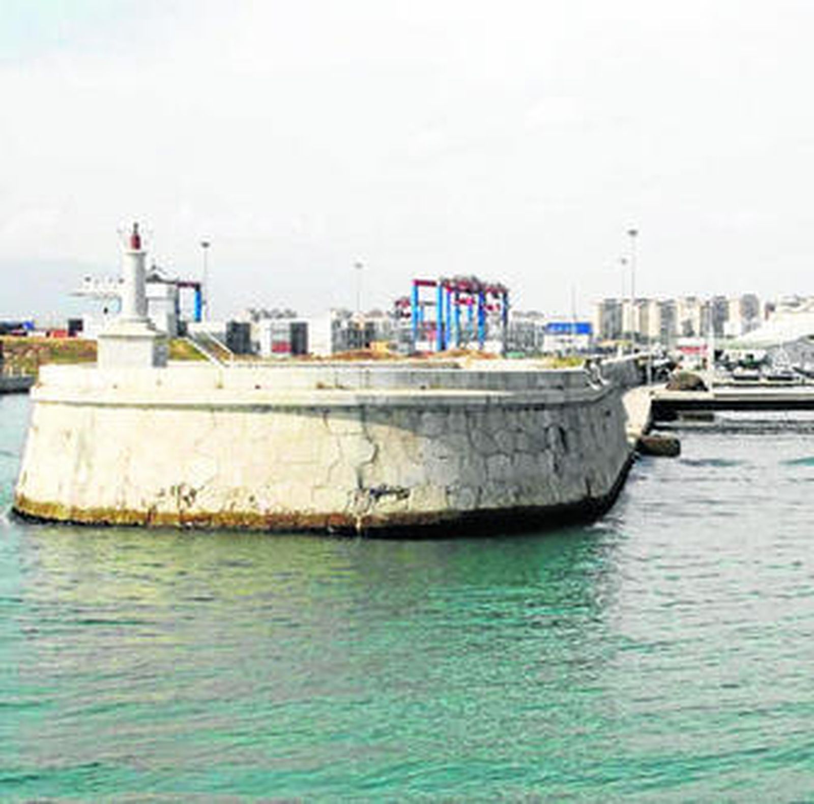 El morro de Poniente con los Duques de Alba a la derecha de la fotografía.