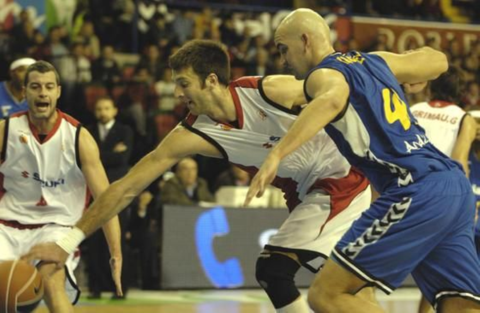 Rey busca un balón suelto con Cusworth.

Foto: Manuel Gómez