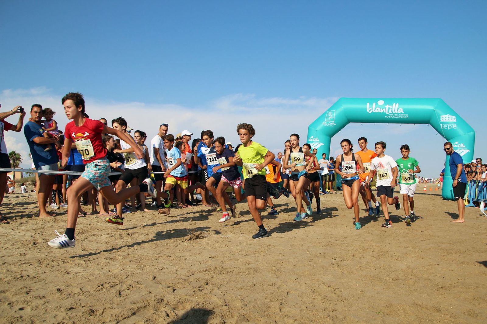 Salida de los participantes de la categoría infantil.