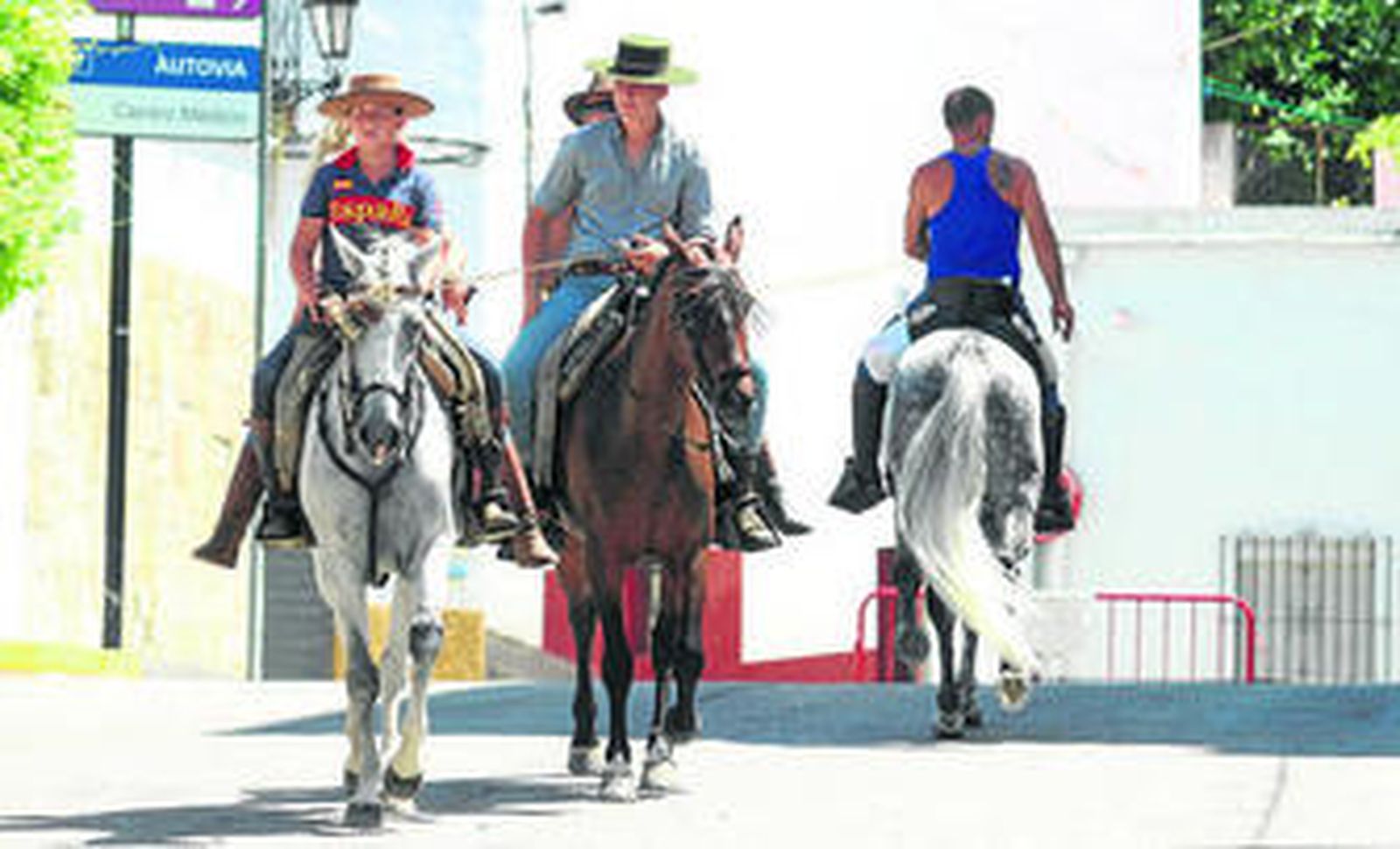 Caballistas del concurso de paseo ayer en el recinto ferial.