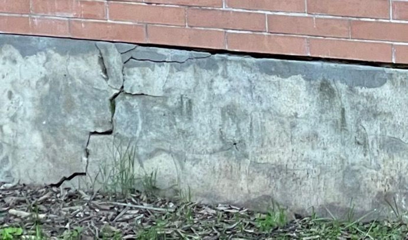 Las grietas del cerramiento de los Jardines del Prado en Diego de Riaño