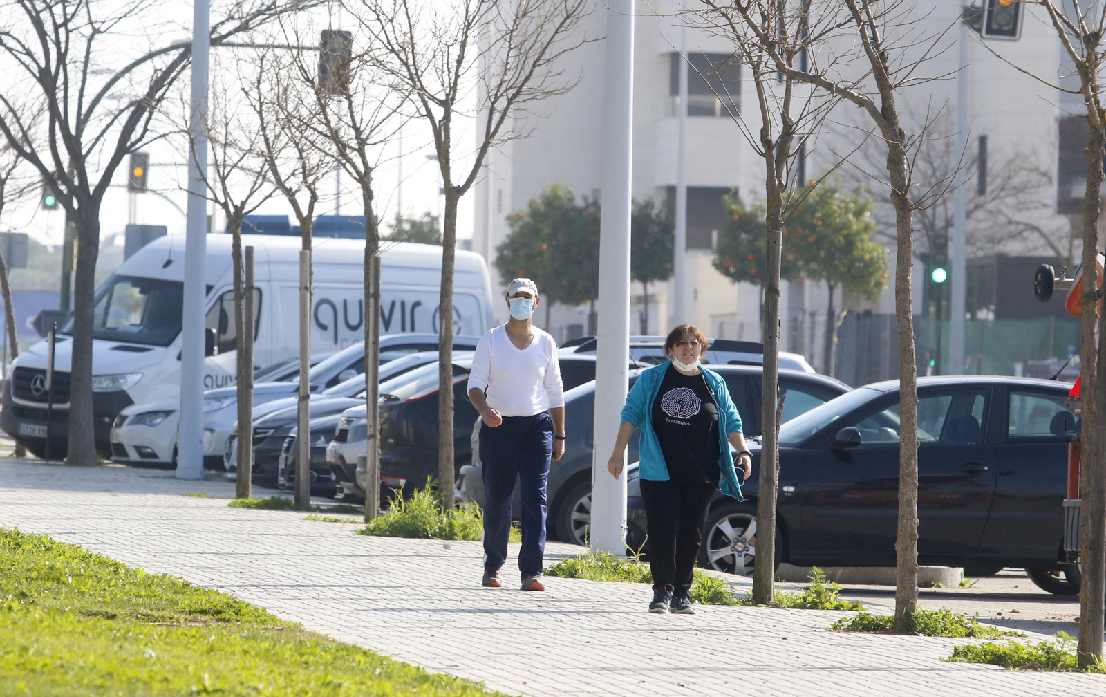 Dos personas caminan por el barrio de Turruñuelos.