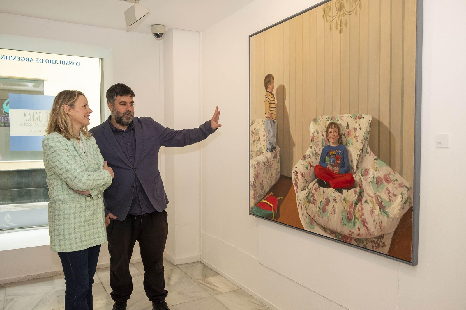 Pepe Baena explica uno de sus cuadros a la diputada de Cultura, Vanesa Beltrán, en la presentación de la muestra.ta el 5 de enero