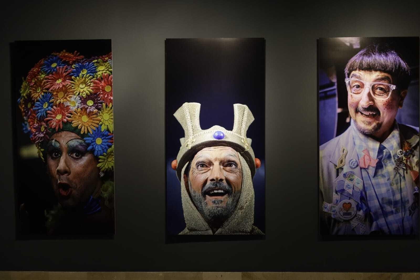 La exposición 'Carnaval de Improviso. Retratos urgentes: la trastienda del COAC', en imágenes