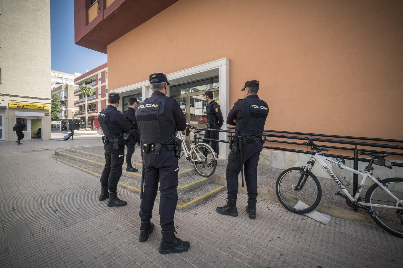Dispositivo policial en los Juzgados de San José el día que el bebé fue entregado a la madre, en 2019.