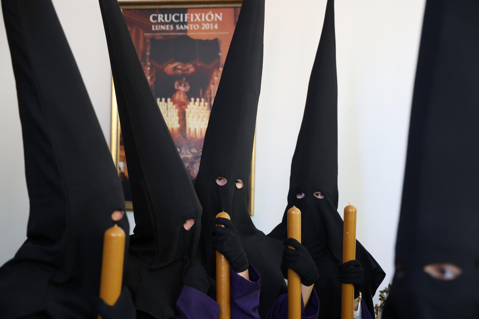 Crucifixión en su procesión del Lunes Santo en Málaga, en fotos