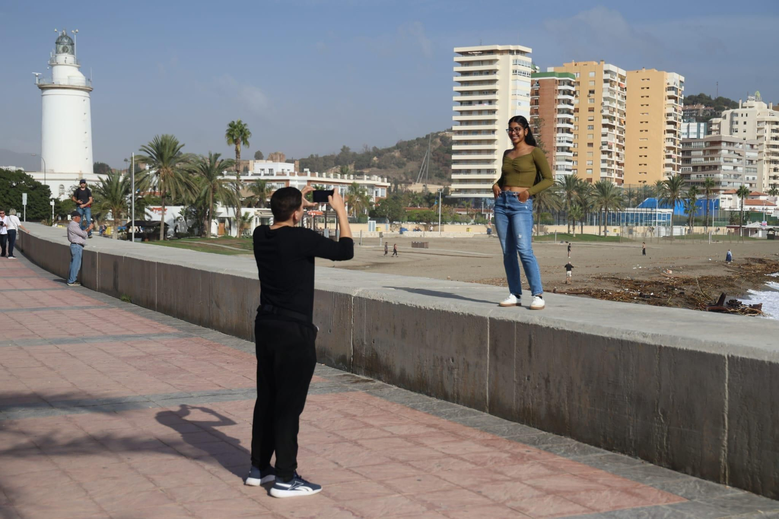 Las playas de Málaga despiertan con el agua revuelta y llenas de cañas