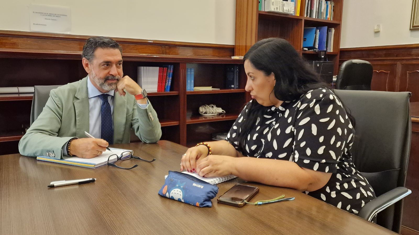Reunión de José Manuel Verdulla con la anterior concejala de Enseñanza, Ana Fernández.