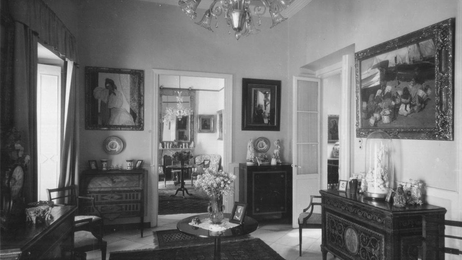 Gabinete. Cómodas Carlos IV, con pinturas de Alfonso Grosso, Gonzalo Bilbao y Martínez Cubells.